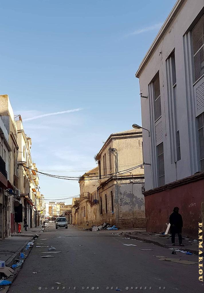 ORAN ECOLE PASTEUR Rue du Figuier , Ecole des garcons, ecole des filles et la Maternelle . A droite la rue Stambouli Mohamed .jpg